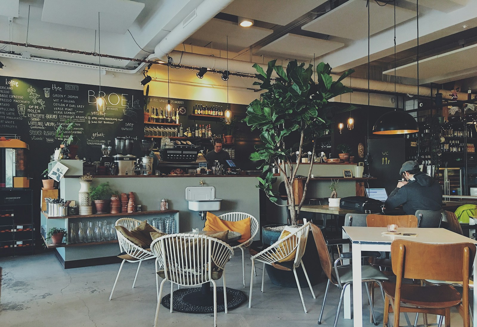 Aussenansicht HELLWACH Kaffeehaus an der Pfingstweidstrasse im Quartier Escher-Wyss, Zürich-West Kreis 5