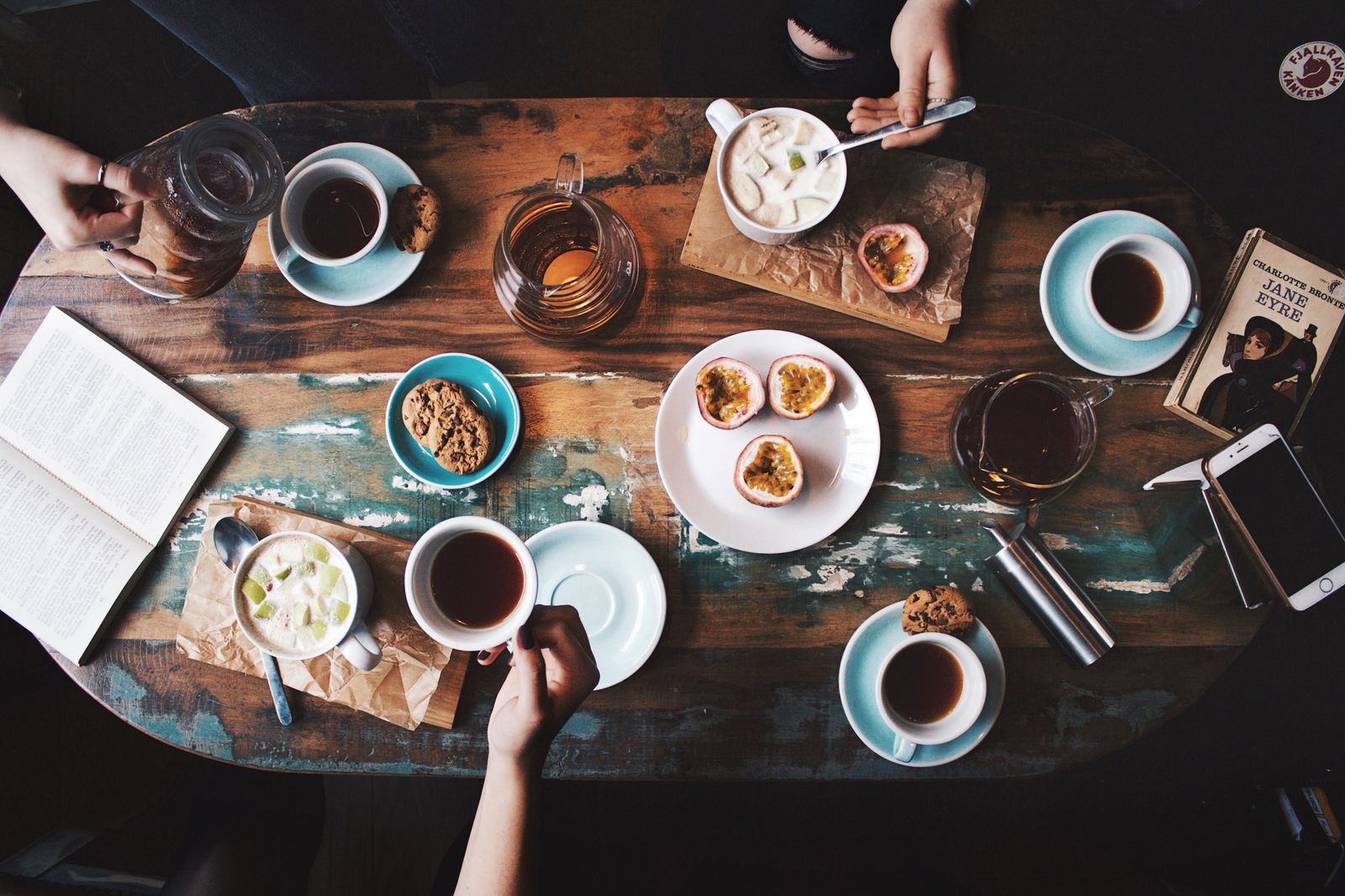 Theke und Kaffeeausgabe im HELLWACH Kaffeehaus, Pfingstweidstrasse Zürich-West