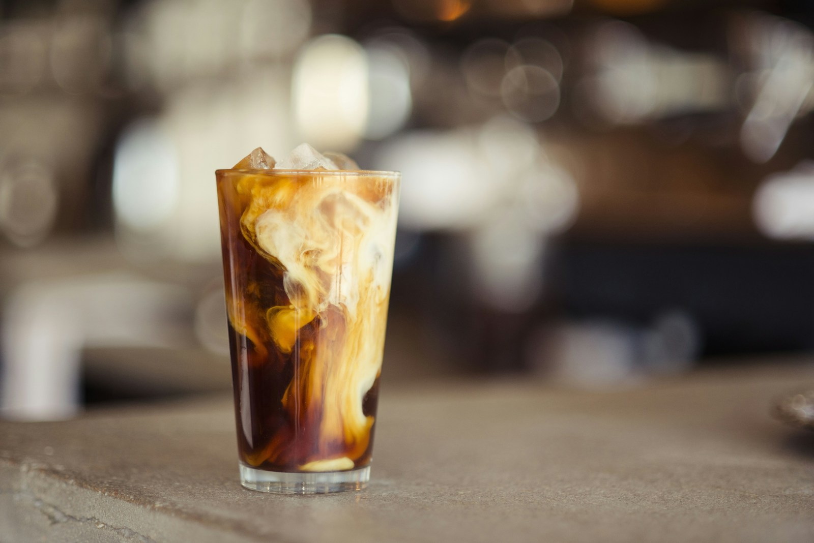 Latte Art — Milchkaffee an der Espressobar in Pfingstweid