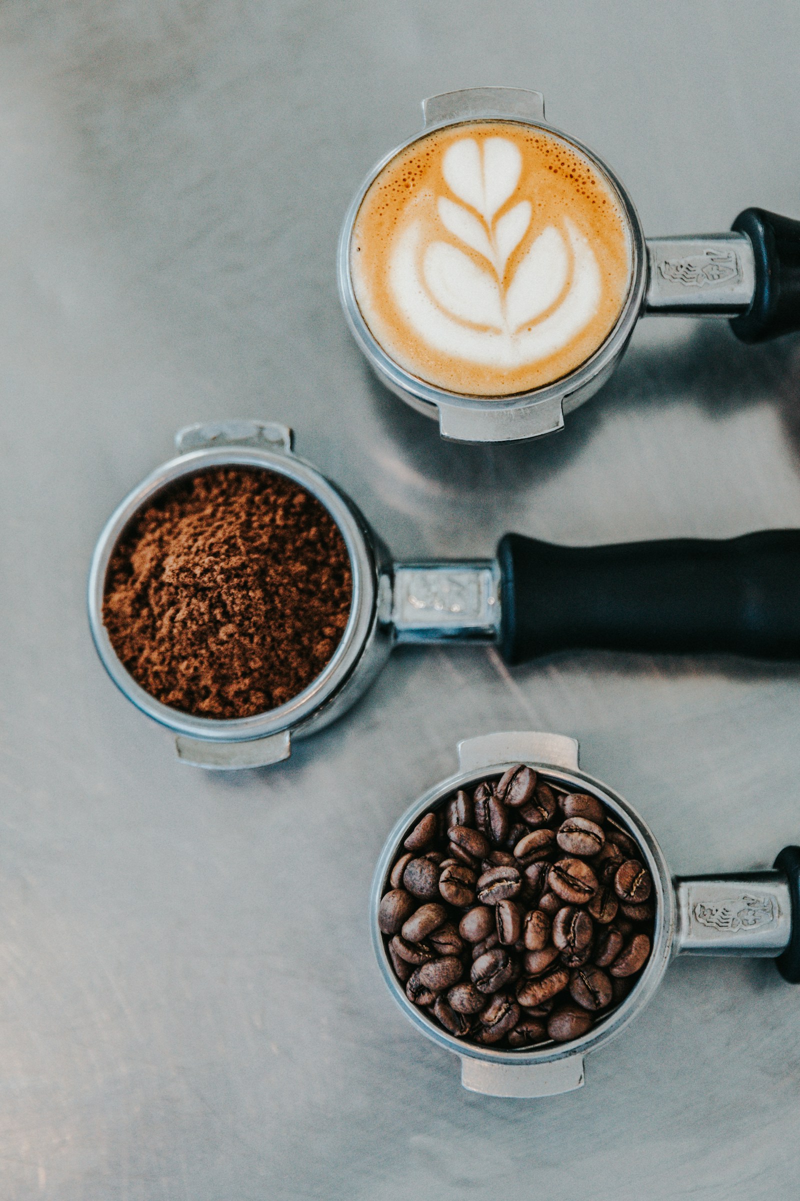 Barista zieht Espresso am Siebträger in der HELLWACH Rösterei, Zürich-West